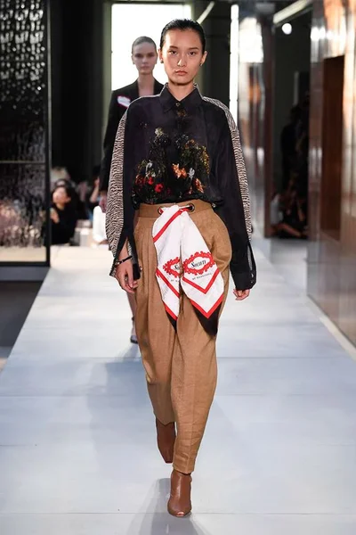 Look 19